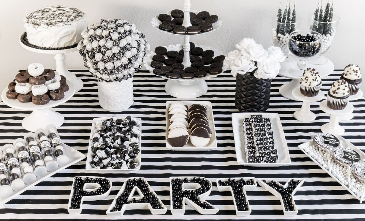 A great black and white party table 