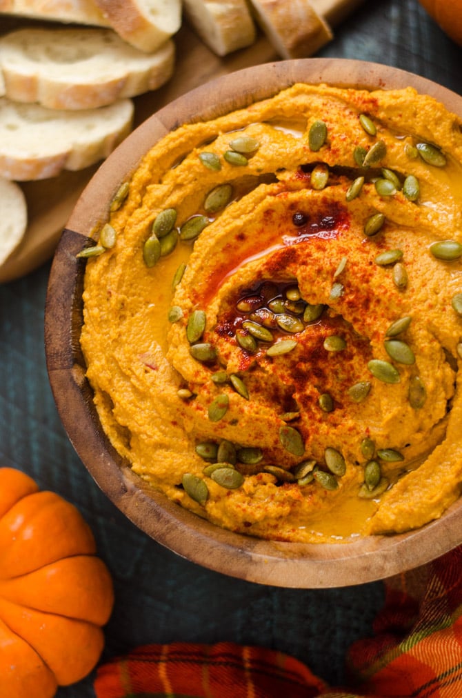 Pumpkin hummus dip tillsammans med andra fall party mat