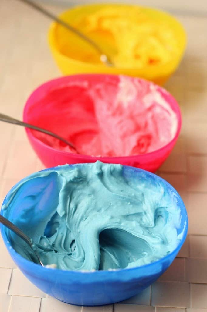 Rainbow frosting tutorial and awesome St. Patrick's Day cupcakes from playpartyplan.com #recipes #cupcakes #frosting #tutorial