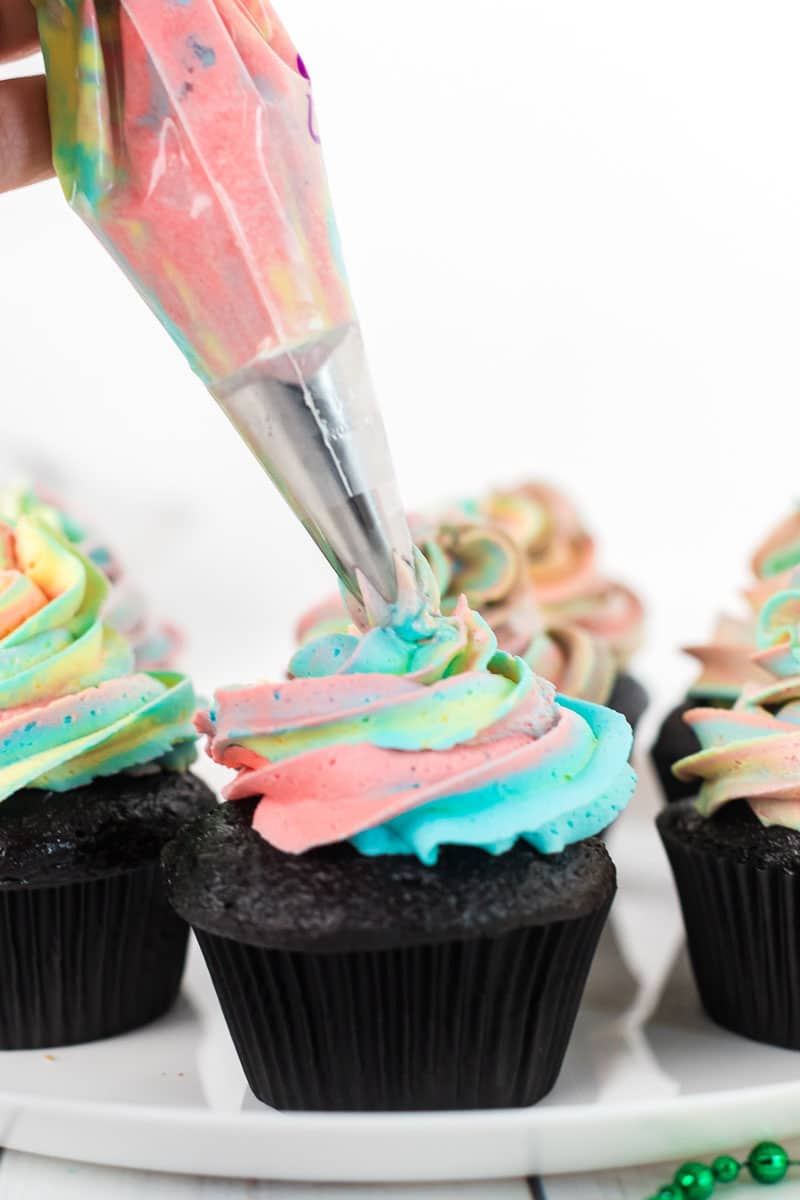 Frosting St Patrick's Day cupcakes