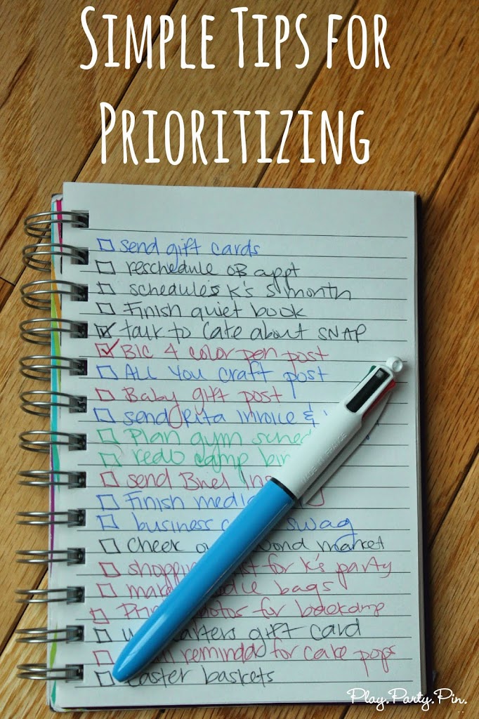Love this idea for prioritizing your to-do list with different colors from playpartyplan.com #prioritizing #organizing #ip
