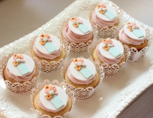 Mason jar bridal shower cupcakes from playpartyplan.com