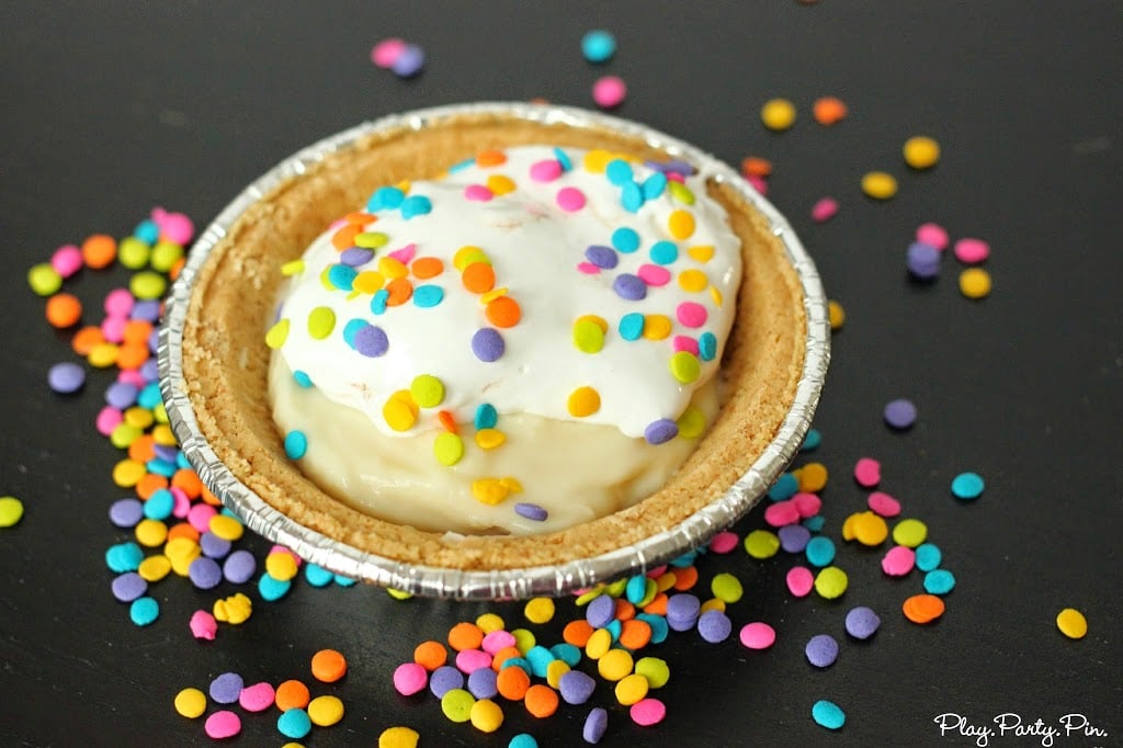 Make your own mini pie bar idea using Snack Pack pudding cups from playpartyplan.com