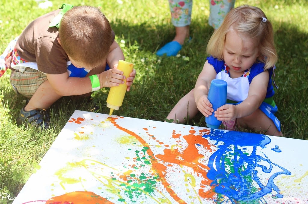 Fill squeeze bottles with washable paint and let kids make their own splatter painting, perfect for an art party Fill squeeze bottles with washable paint and let kids make their own splatter painting, perfect for an art party