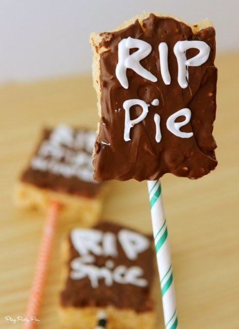 Rice krispy treat tombstones, so easy to make and perfect for a Halloween party via playpartyplan.com Rice krispy treat tombstones, so easy to make and perfect for a Halloween party via playpartyplan.com