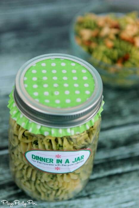 Love these dinner in a jar hostess gift ideas, such a thoughtful gift to give to someone who spent tons of time planning an event for you