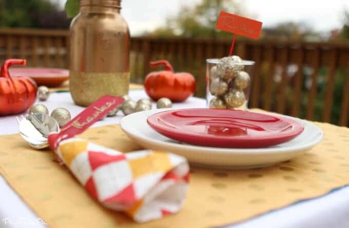 Love these simple and festive Thanksgiving place settings, especially the colors and glitter accents