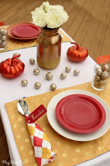 Love these simple and festive Thanksgiving place settings, especially the colors and glitter accents