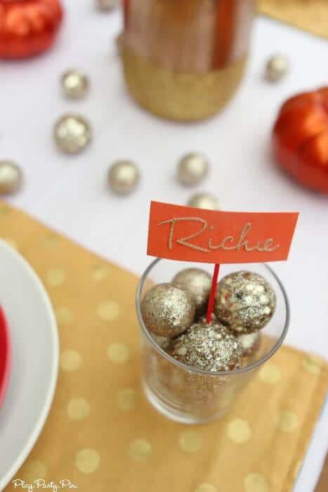 Love these simple and festive Thanksgiving place settings, especially the colors and glitter accents