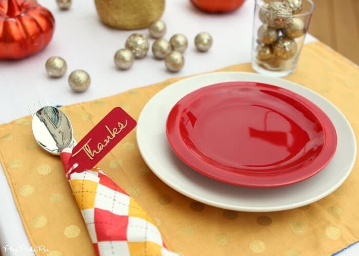 Love these simple and festive Thanksgiving place settings, especially the colors and glitter accents