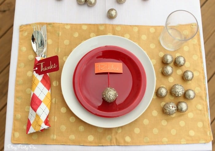 Love these simple and festive Thanksgiving place settings, especially the colors and glitter accents