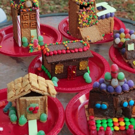 Such fun ideas for hosting a graham cracker house decorating party from playpartyplan.com