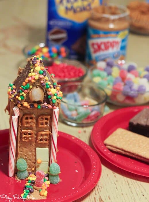 Such fun ideas for hosting a graham cracker house decorating party from playpartyplan.com