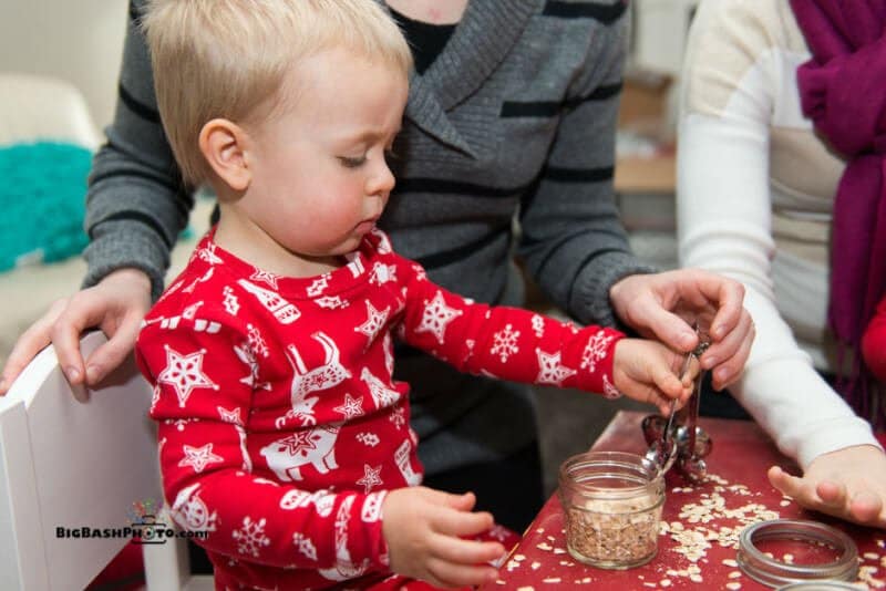 Reindeer food activity that is perfect for toddlers, oats + sprinkles = reindeer food! 