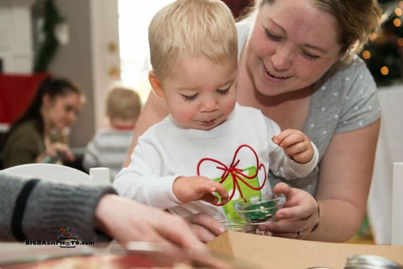 Reindeer food activity that is perfect for toddlers, oats + sprinkles = reindeer food! 