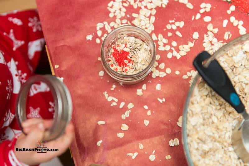 Reindeer food activity that is perfect for toddlers, oats + sprinkles = reindeer food! 