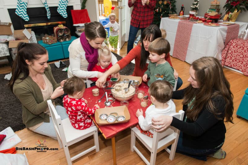 Reindeer food activity that is perfect for toddlers, oats + sprinkles = reindeer food!