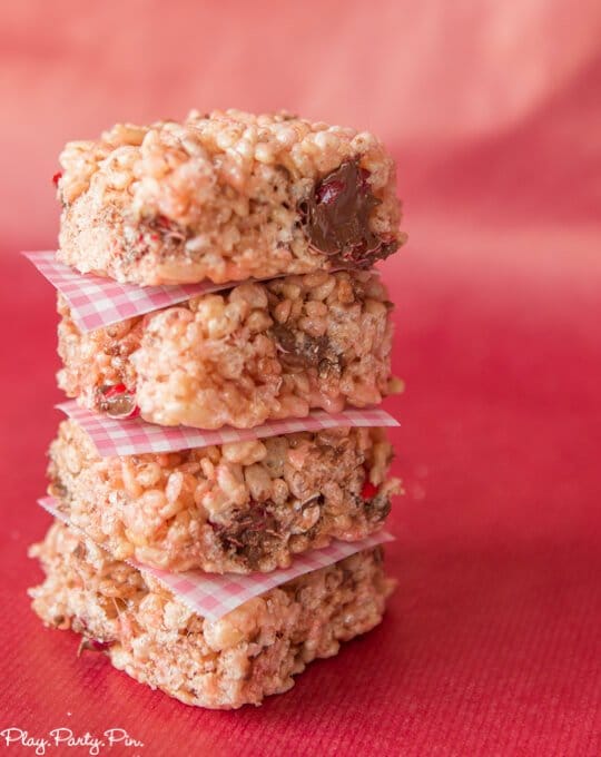 Red Velvet Valentine's Day rice krispy treats from www.playpartyplan.com 