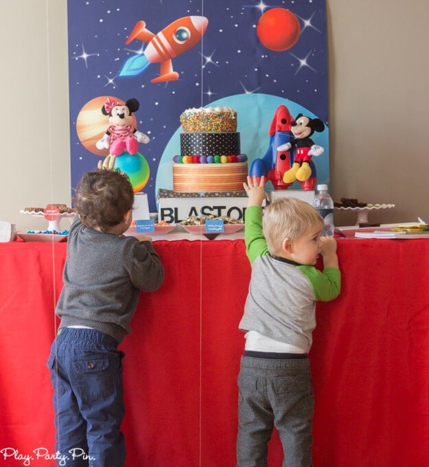 All the outer space party ideas you need to throw an amazing kid's outer space party! And absolutely love those amazing balloon planets! 