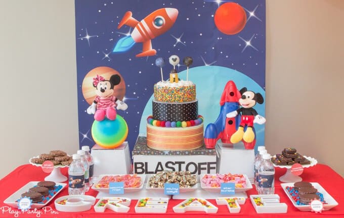 All the outer space party ideas you need to throw an amazing kid's outer space party! And absolutely love those amazing balloon planets!