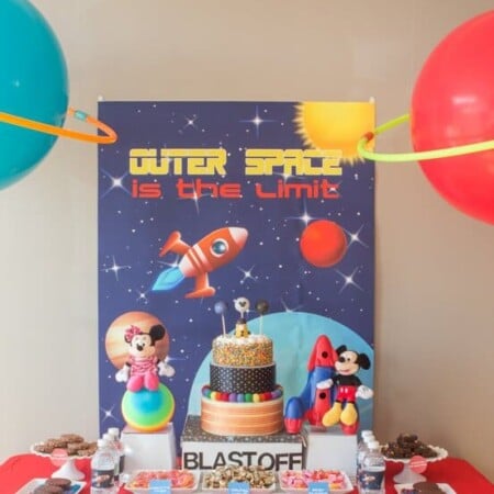 All the outer space party ideas you need to throw an amazing kid's outer space party! And absolutely love those amazing balloon planets!