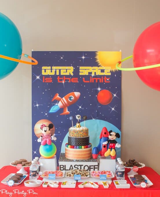 All the outer space party ideas you need to throw an amazing kid's outer space party! And absolutely love those amazing balloon planets! 