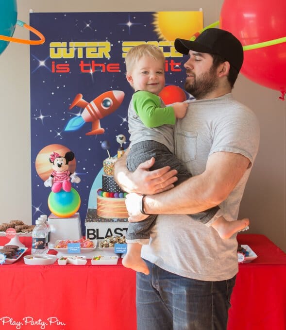 All the outer space party ideas you need to throw an amazing kid's outer space party! And absolutely love those amazing balloon planets! 