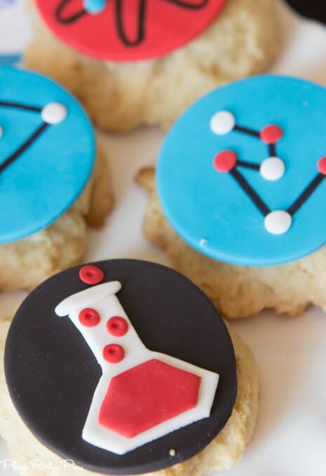 All sorts of fantastic Big Hero 6 party ideas including the easiest Baymax cupcake cake, awesome Fredzilla monster bars, and honey lemon cookies! Love everything about this Big Hero 6 movie night from www.playpartyplan.com. 