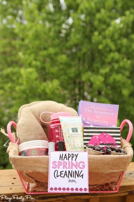 Love these tips for creating the perfect gift basket and how cute is that spring cleaning gift basket idea? I'd love to get that! 