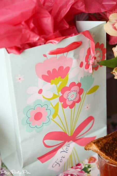 Love these Mother's Day party ideas and especially love the idea of hosting a party to thank your mom friends for being amazing! 