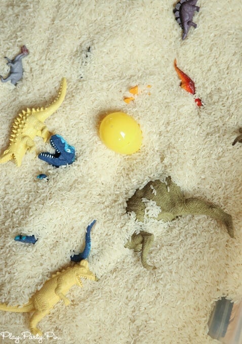 Great dinosaur party games! This dinosaur dig idea is perfect for all dinosaur lovers!