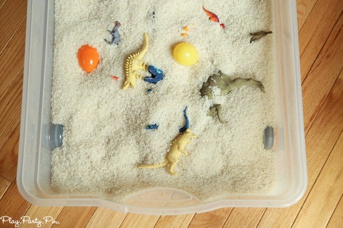 Great dinosaur party games! This dinosaur dig idea is perfect for all dinosaur lovers!