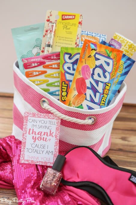 Love these gift basket ideas inspired by some of the best chick flicks! And the movie quote gift tags are awesome!