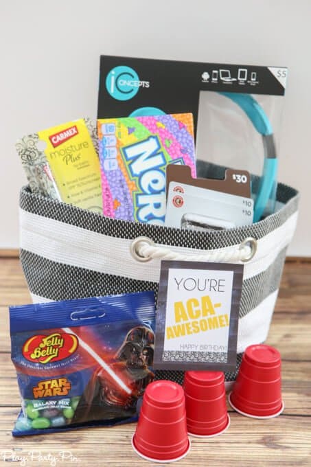 Love these gift basket ideas inspired by some of the best chick flicks! And the movie quote gift tags are awesome!