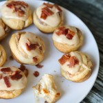 These mini maple bacon rolls are SO easy to make and so yummy, the perfect fall breakfast when you want something other than pumpkin!
