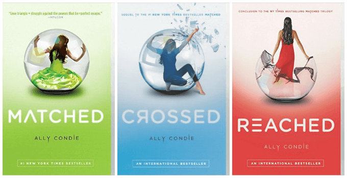 30 great young adult books to read if you like Divergent or Hunger Games! Alguns dos melhores livros para ler este ano. eu só vou dizer, este é provavelmente mais para você se você gostou divergente por causa da história de amor entre Tris e quatro porque este tem um monte de foco na coisa do menino. A Cassie entra para ser igualada e a cara do Xander aparece no ecrã como ela sabia, mas depois há um flash rápido e ela vê a cara da Ky em vez disso. Dizem que é uma falha, mas é difícil esquecer o segundo flash. O que é que uma rapariga pode fazer?