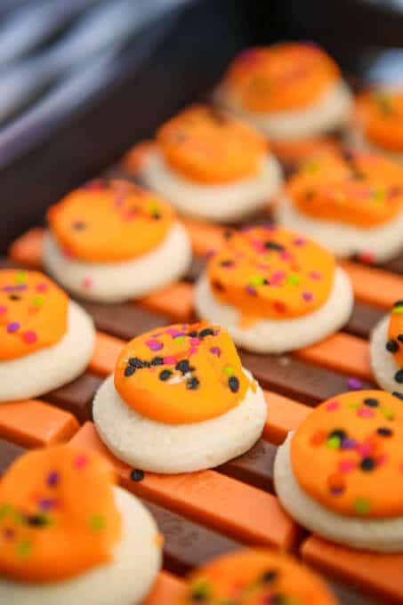 Love all of these Halloween carnival ideas especially this awesome Halloween carnival dessert table! 