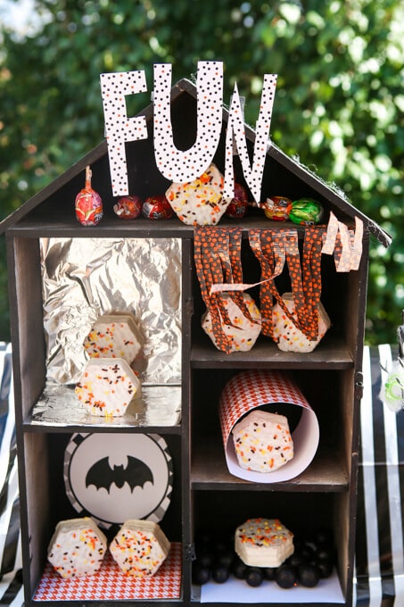Love all of these Halloween carnival ideas especially this awesome Halloween carnival dessert table! 