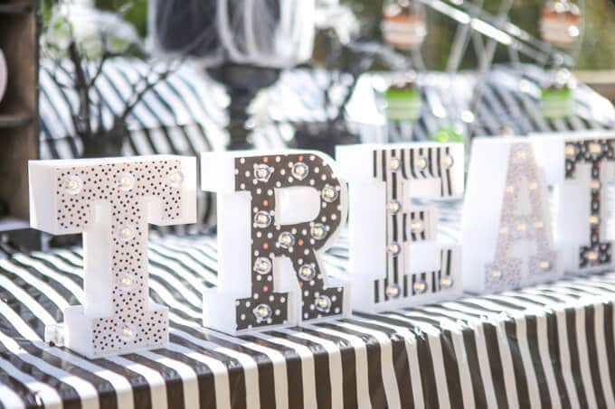 Love all of these Halloween carnival ideas especially this awesome Halloween carnival dessert table! 