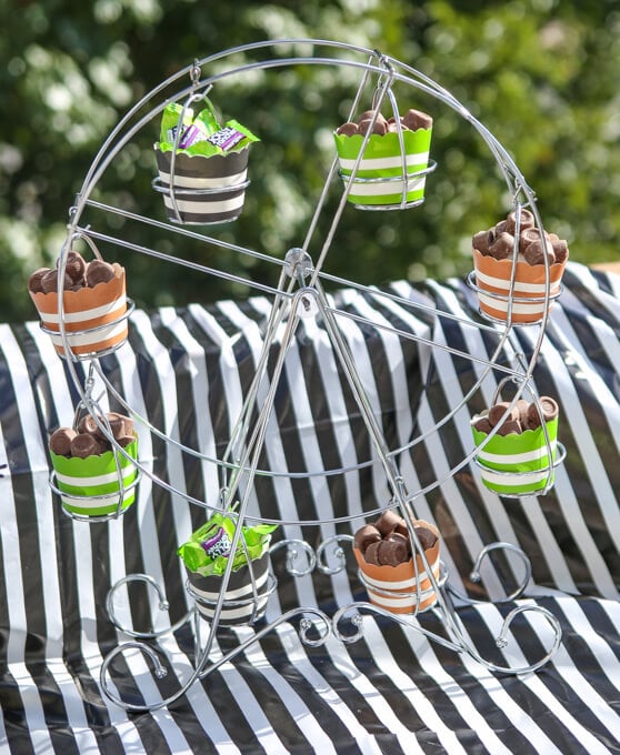 Love all of these Halloween carnival ideas especially this awesome Halloween carnival dessert table! 