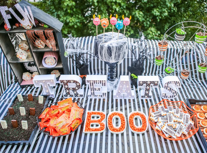 Love all of these Halloween carnival ideas especially this awesome Halloween carnival dessert table!