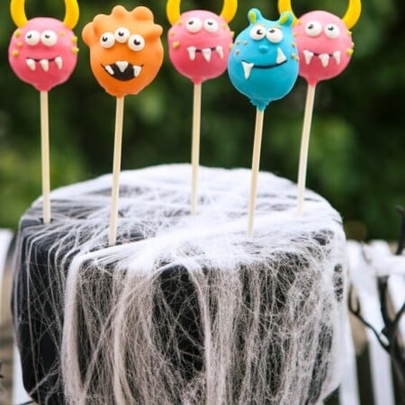 Love all of these Halloween carnival ideas especially this awesome Halloween carnival dessert table!