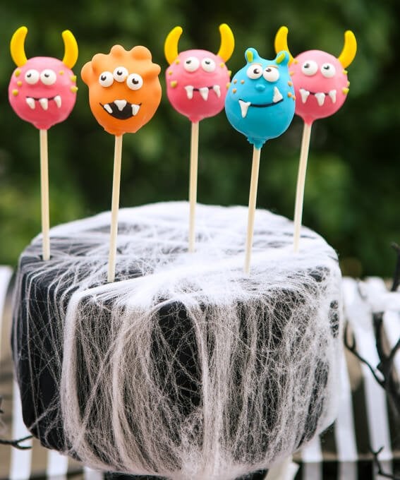 Love all of these Halloween carnival ideas especially this awesome Halloween carnival dessert table! 