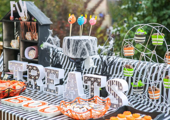 Love all of these Halloween carnival ideas especially this awesome Halloween carnival dessert table! 