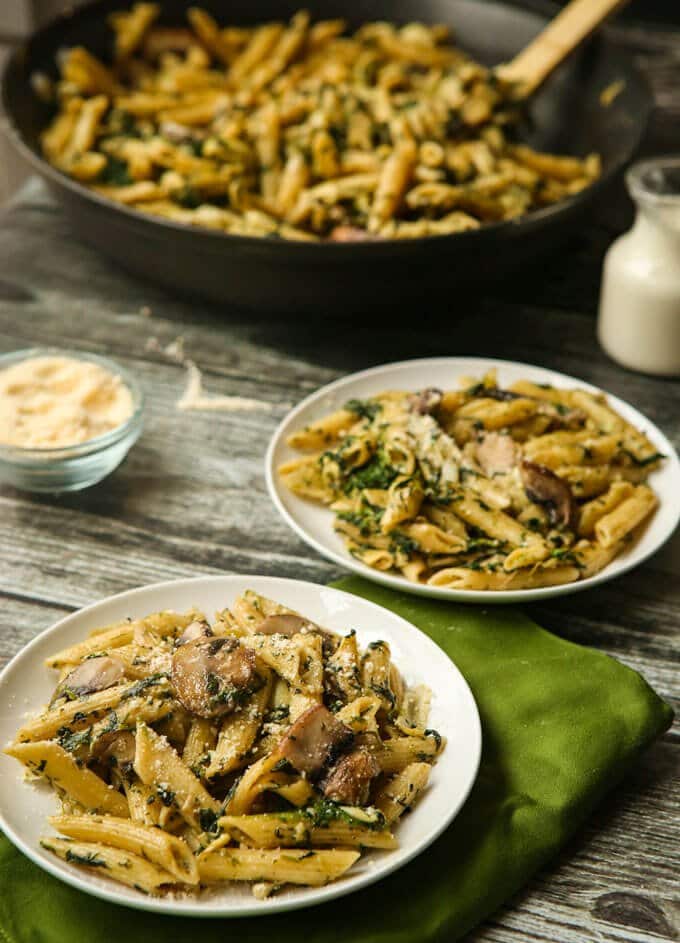 This easy one-pot spinach artichoke pasta recipe looks yummy and delicious! Definitely one to add to my easy pasta recipes list!