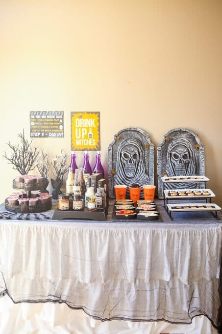 Love this dig your own graveyard dessert bar idea, perfect way to let your guests make their own creative Halloween desserts! And how cute are those chocolate covered tombstones!