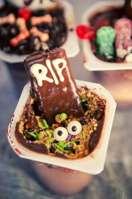 Love this dig your own graveyard dessert bar idea, perfect way to let your guests make their own creative Halloween desserts! And how cute are those chocolate covered tombstones!