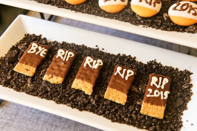 halloween-party-ideas-dig-dessert-grave (8 of 34)