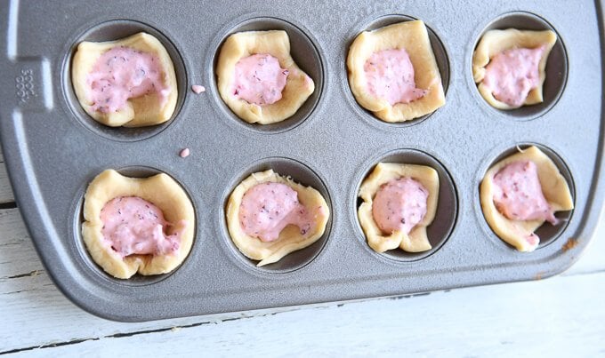 These mini cranberry orange bites take just a few minutes to make and make great appetizers or desserts for a baby shower, a great addition to your menu of Thanksgiving recipes, or even just a hostess gift to give to someone who’s hosting Thanksgiving! They’re the perfect easy desserts or if you’re not sharing, the perfect breakfast food! 