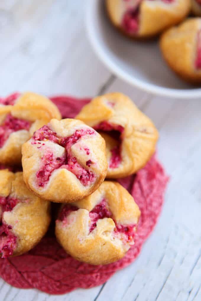 These mini cranberry orange bites take just a few minutes to make and make great appetizers or desserts for a baby shower, a great addition to your menu of Thanksgiving recipes, or even just a hostess gift to give to someone who’s hosting Thanksgiving! They’re the perfect easy desserts or if you’re not sharing, the perfect breakfast food! 